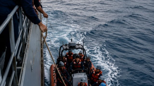Urgent Evacuation Efforts for 11,000 Sailors in Strait of Hormuz